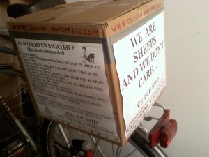 cutie portbagaj bicicleta low budget trunk ce-i cu noi ceicunoi.wordpreass.com un blog educativ despre comportamentul uman, cu bicicleta in trafic iarna, echipament ciclism 8