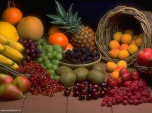 Fructele se mananca pe stomacul gol. Nu amestecati fructe cu legume sau alt tip de mancare. Sfaturi dieta alimentatie sanatoasa sucuri naturale cum sa fii sanatos si sa traiesti mult si fara boli retete 2